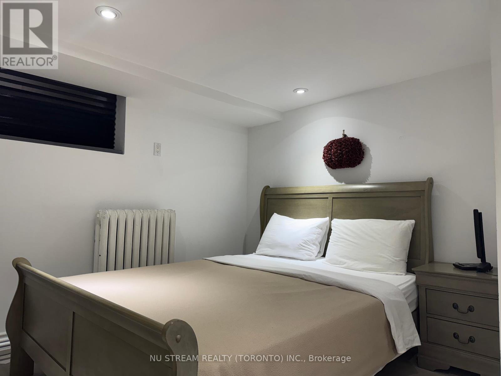 Bsmt 119 Lascelles Boulevard, Toronto, Ontario  M5P 2E5 - Photo 8 - C12427711