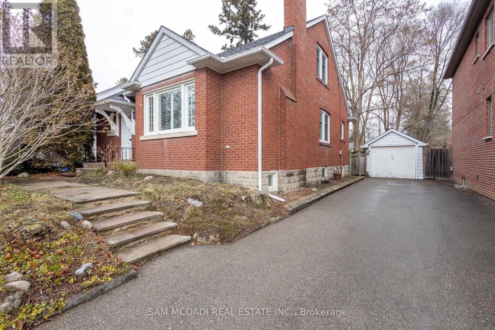 11 Brant Avenue, Mississauga, Ontario  L5G 3N9 - Photo 2 - W12427723