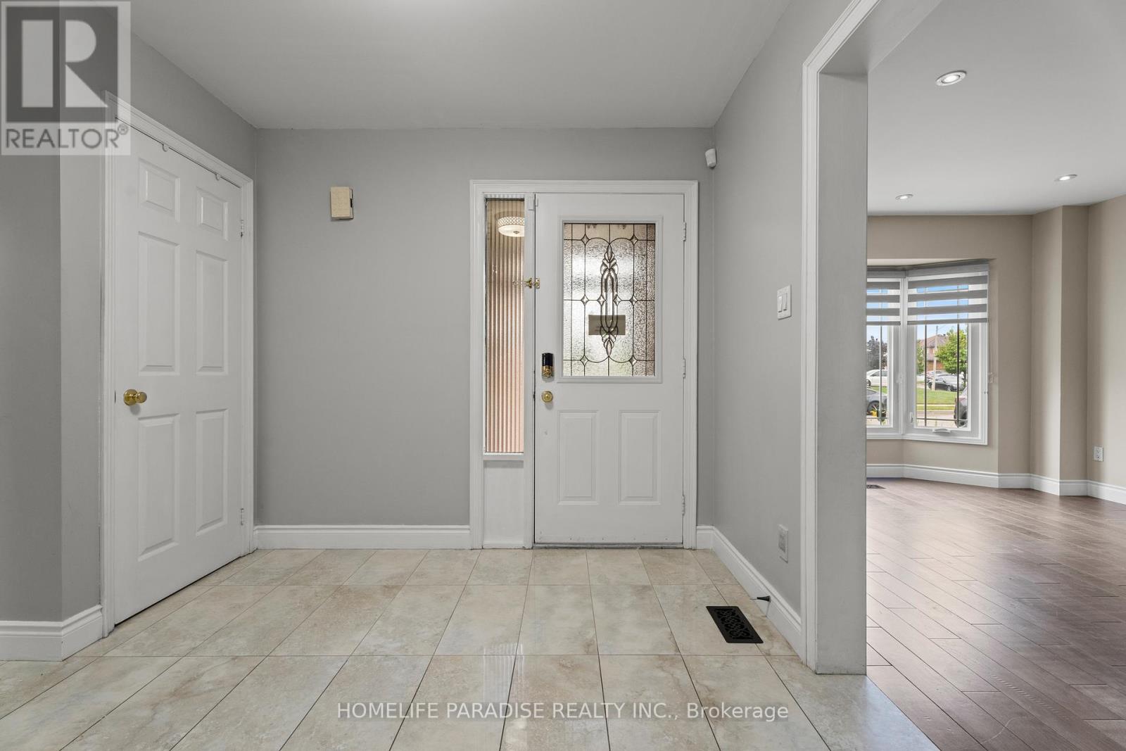 6 Ivy Lea Court, Brampton, Ontario  L6Y 4K6 - Photo 4 - W12425187