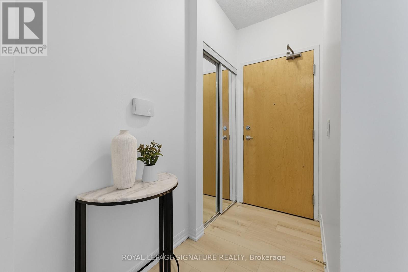 2702 - 220 Burnhamthorpe Road W, Mississauga (City Centre), Ontario  L5B 4N4 - Photo 3 - W12421676