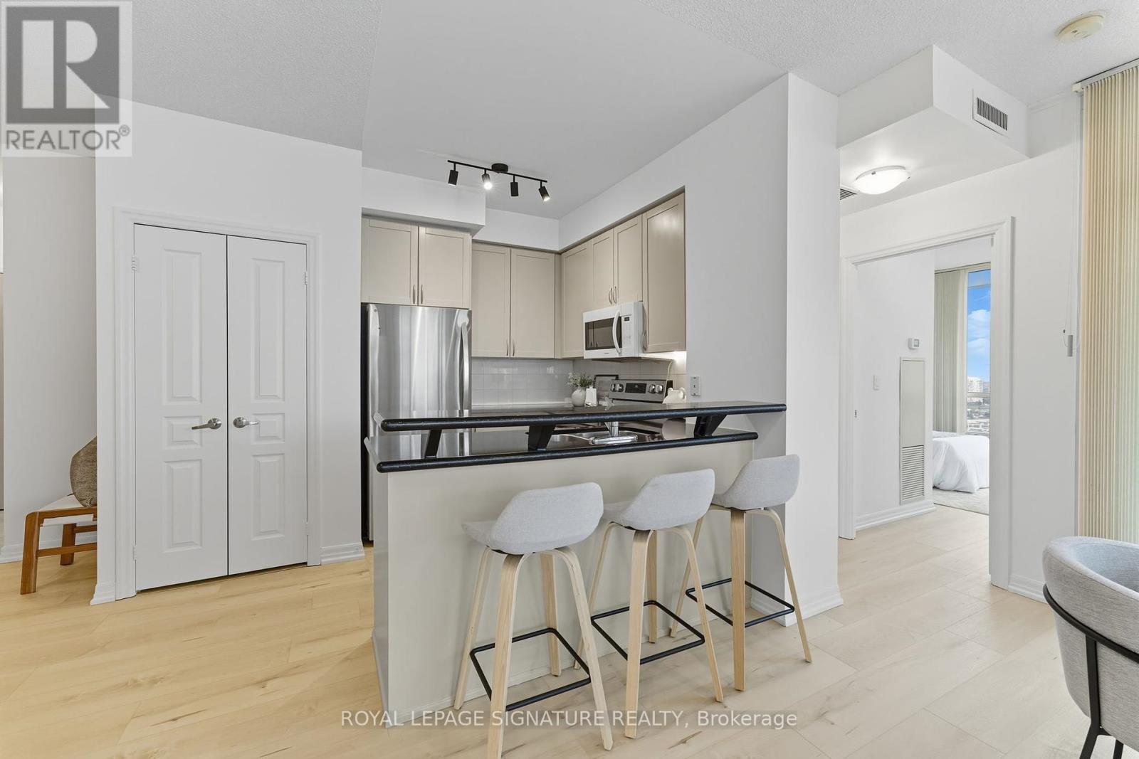 2702 - 220 Burnhamthorpe Road W, Mississauga (City Centre), Ontario  L5B 4N4 - Photo 8 - W12421676
