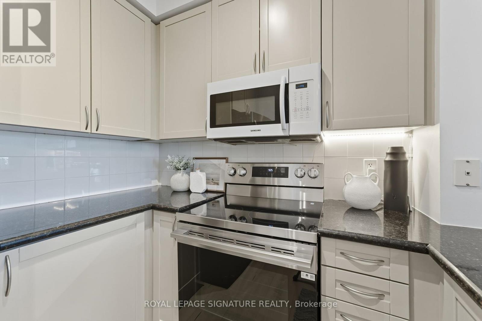 2702 - 220 Burnhamthorpe Road W, Mississauga (City Centre), Ontario  L5B 4N4 - Photo 6 - W12421676