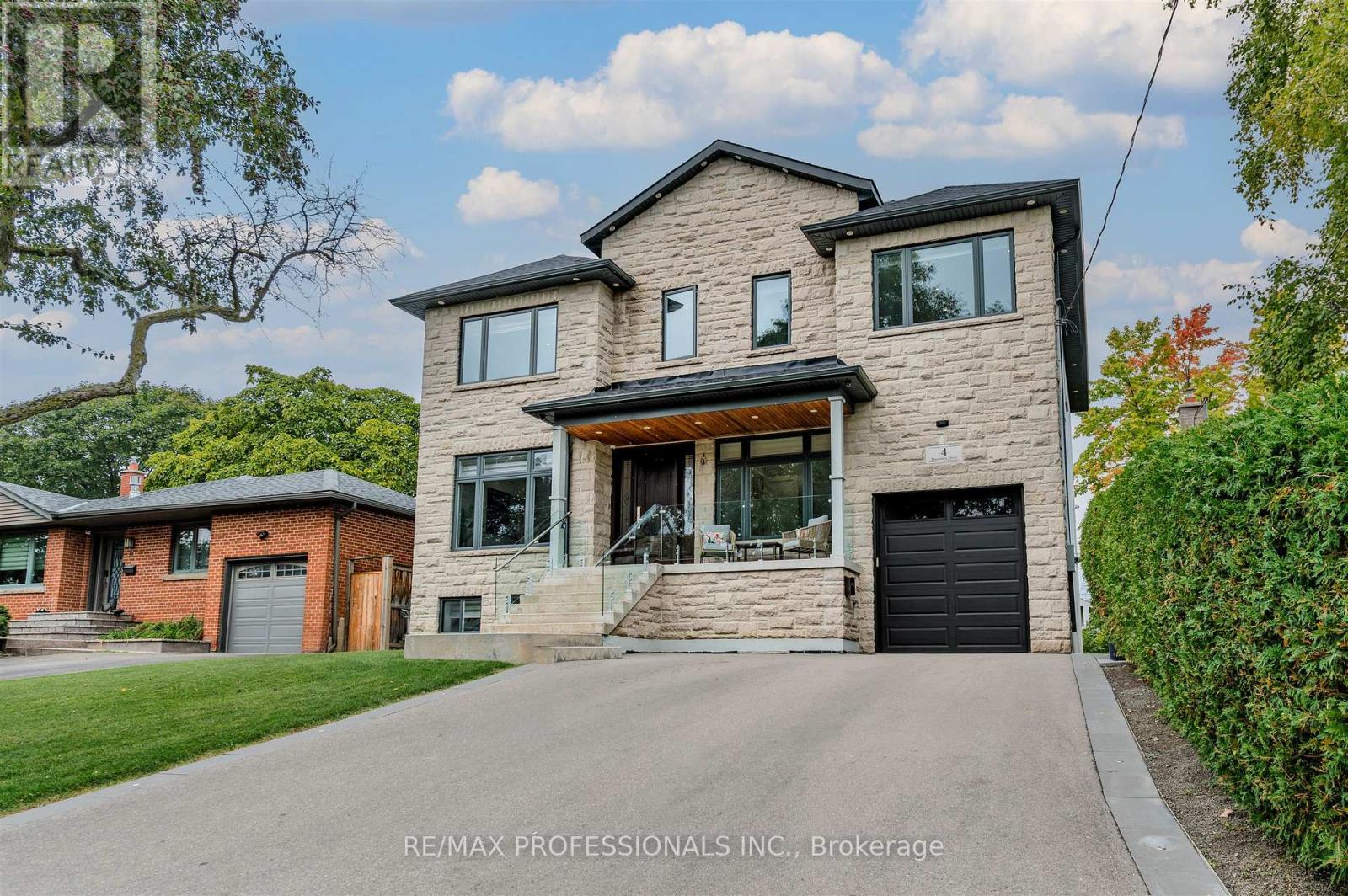 4 DUNROBIN DRIVE, Toronto, Ontario