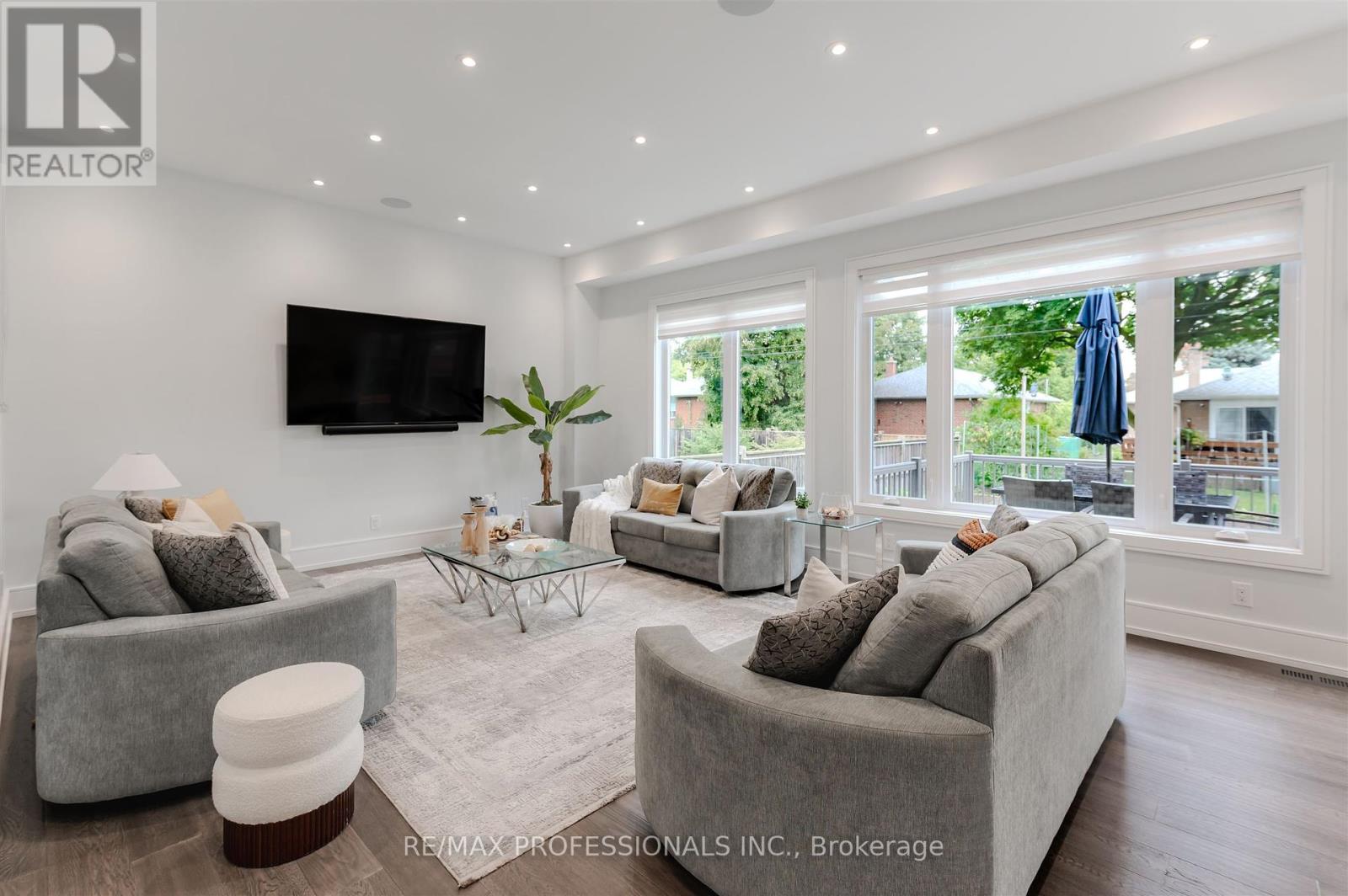 4 Dunrobin Drive, Toronto, Ontario  M9B 2S9 - Photo 10 - W12427735