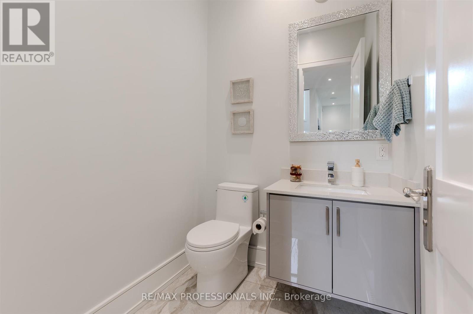 4 Dunrobin Drive, Toronto, Ontario  M9B 2S9 - Photo 15 - W12427735