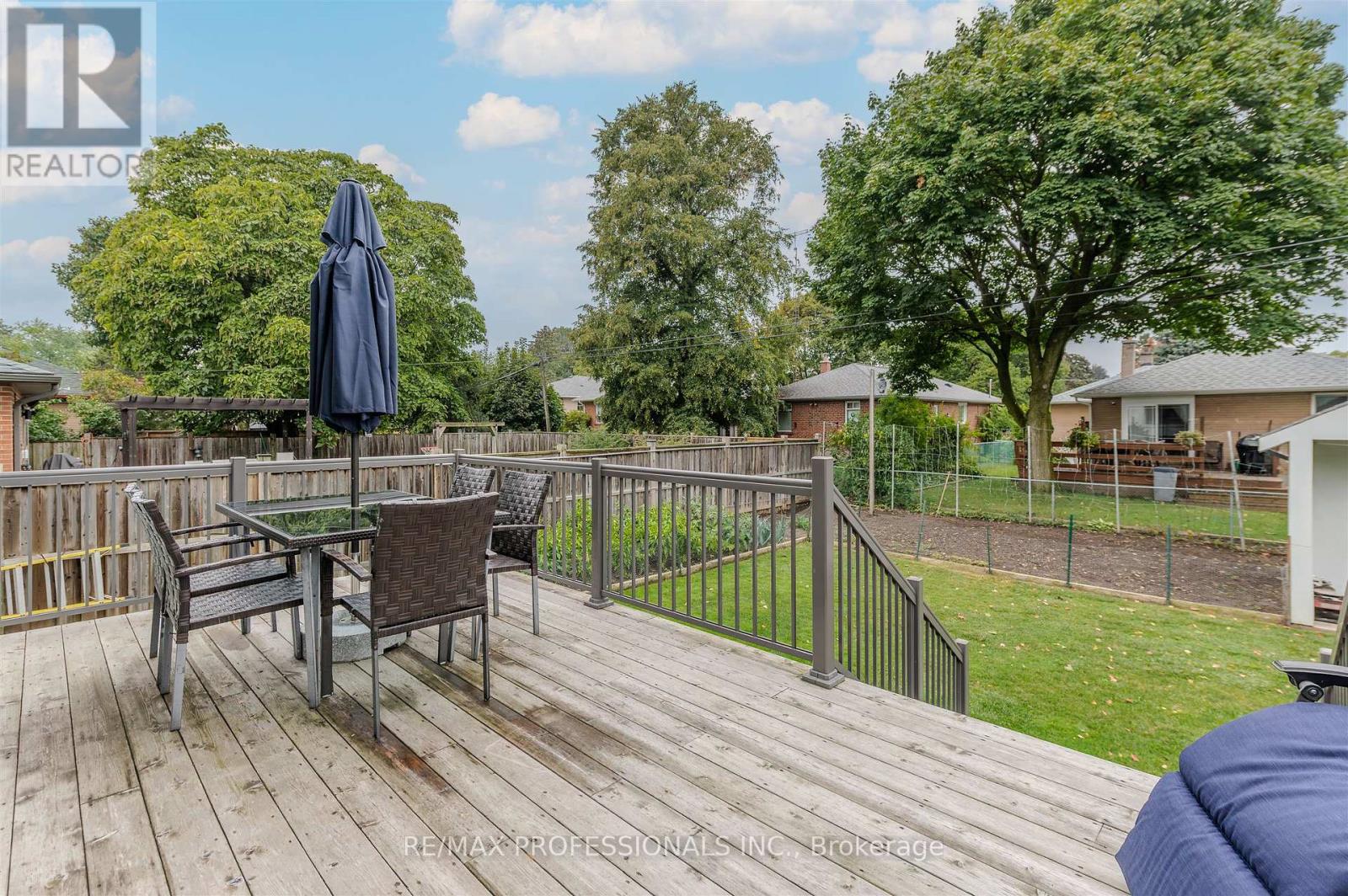 4 Dunrobin Drive, Toronto, Ontario  M9B 2S9 - Photo 38 - W12427735