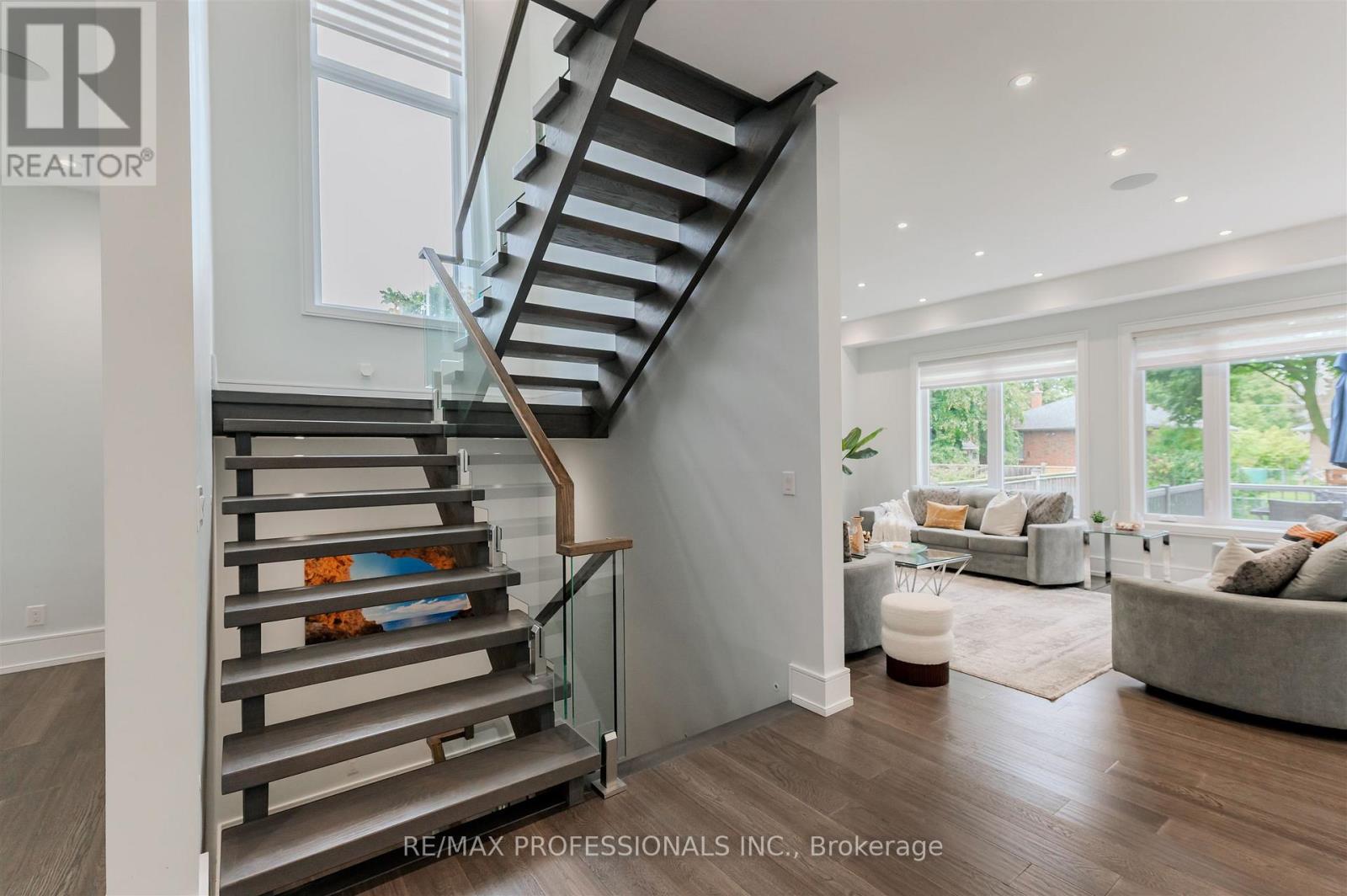 4 Dunrobin Drive, Toronto, Ontario  M9B 2S9 - Photo 8 - W12427735