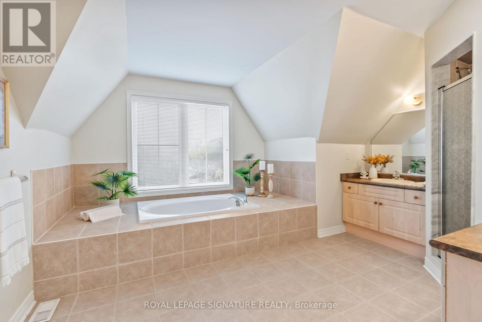 25 - 800 Dundas Street W, Mississauga, Ontario  L5C 4S8 - Photo 27 - W12427738
