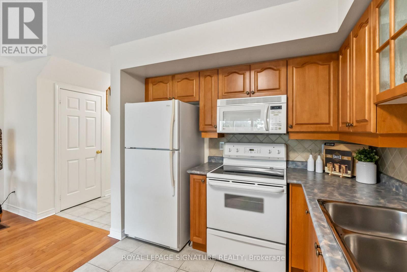 25 - 800 Dundas Street W, Mississauga, Ontario  L5C 4S8 - Photo 8 - W12427738