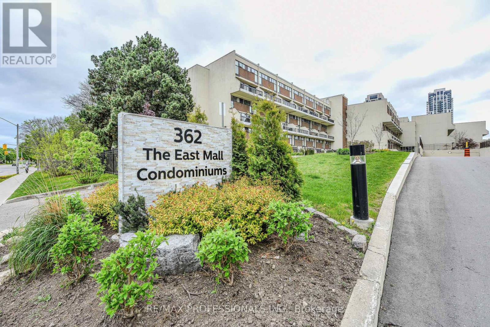 302 - 362 The East Mall, Toronto, Ontario  M9B 6C4 - Photo 1 - W12427743