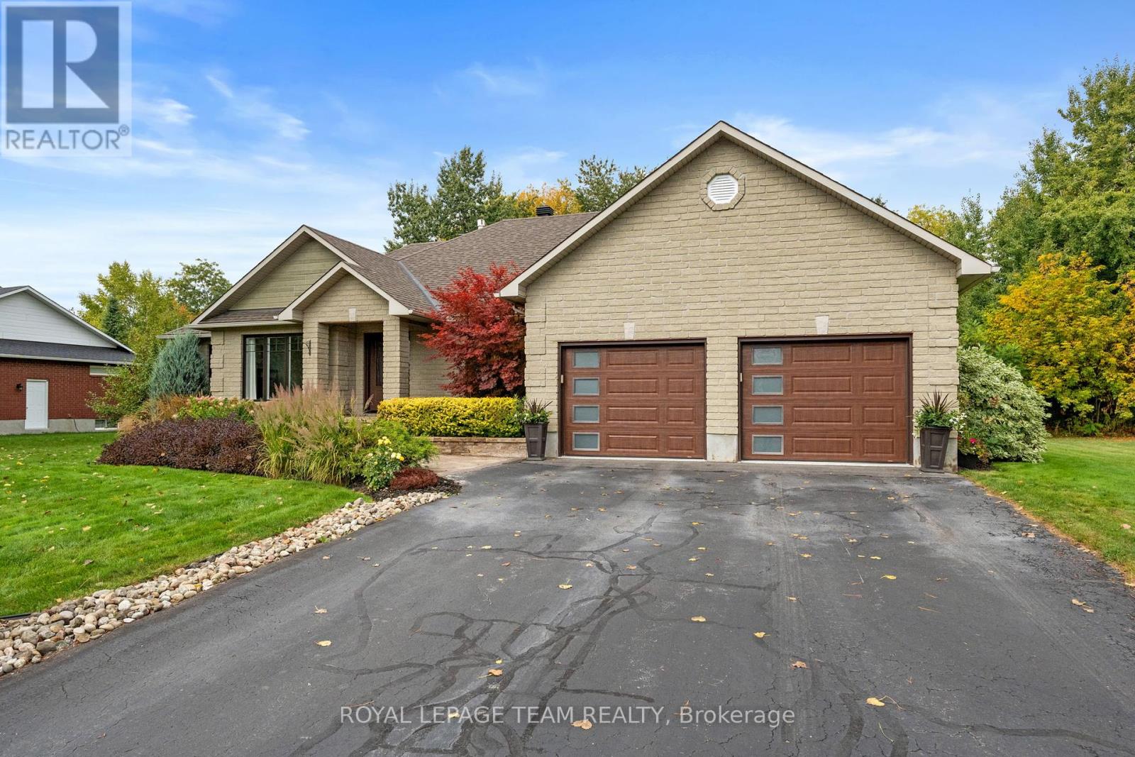 6903 Twin Lakes Avenue, Ottawa, Ontario  K4P 1P1 - Photo 3 - X12427764