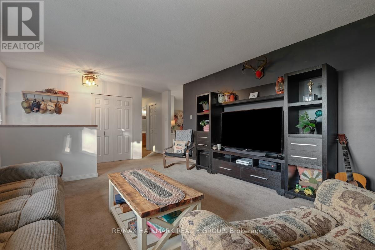 20 Hilltop Crescent S, North Grenville, Ontario  K0G 1J0 - Photo 5 - X12427772