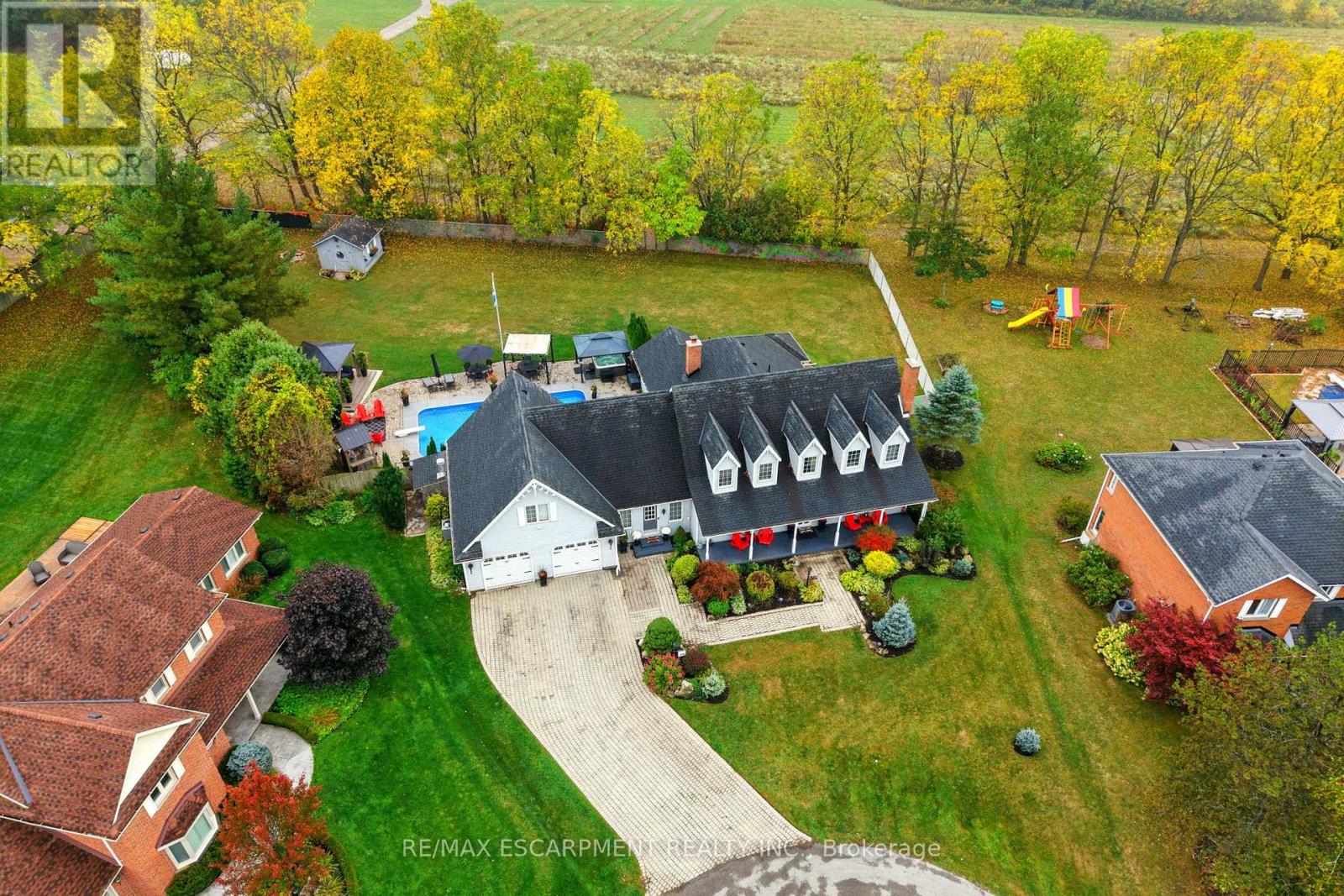 24 Meander Close, Hamilton, Ontario  L0R 1H1 - Photo 2 - X12427747