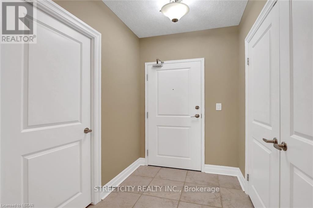 903 - 240 Villagewalk Boulevard N, London North, Ontario  N6G 0P6 - Photo 5 - X12211875