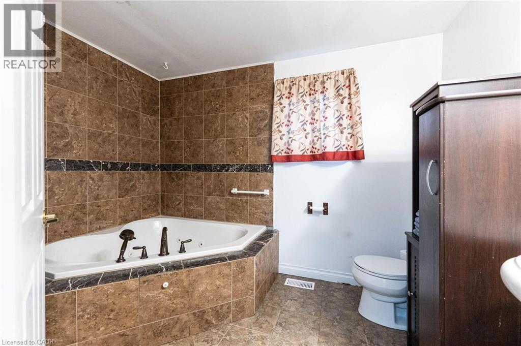 11 Elmwood Avenue, St. Catharines, Ontario  L2R 2T5 - Photo 17 - 40765016