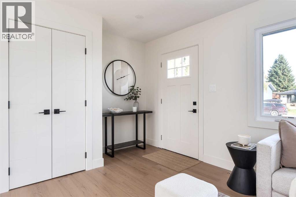 15 Hoover Place Sw, Calgary, Alberta  t2v 3g5 - Photo 4 - A2244371