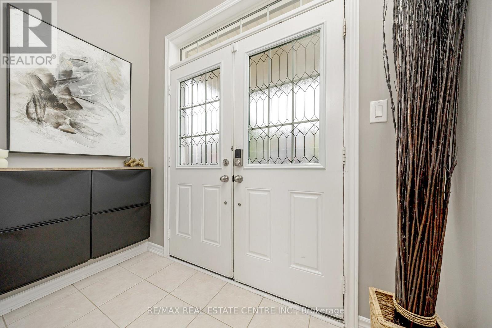1244 Ruddy Crescent, Milton, Ontario  L9T 8M2 - Photo 4 - W12427778