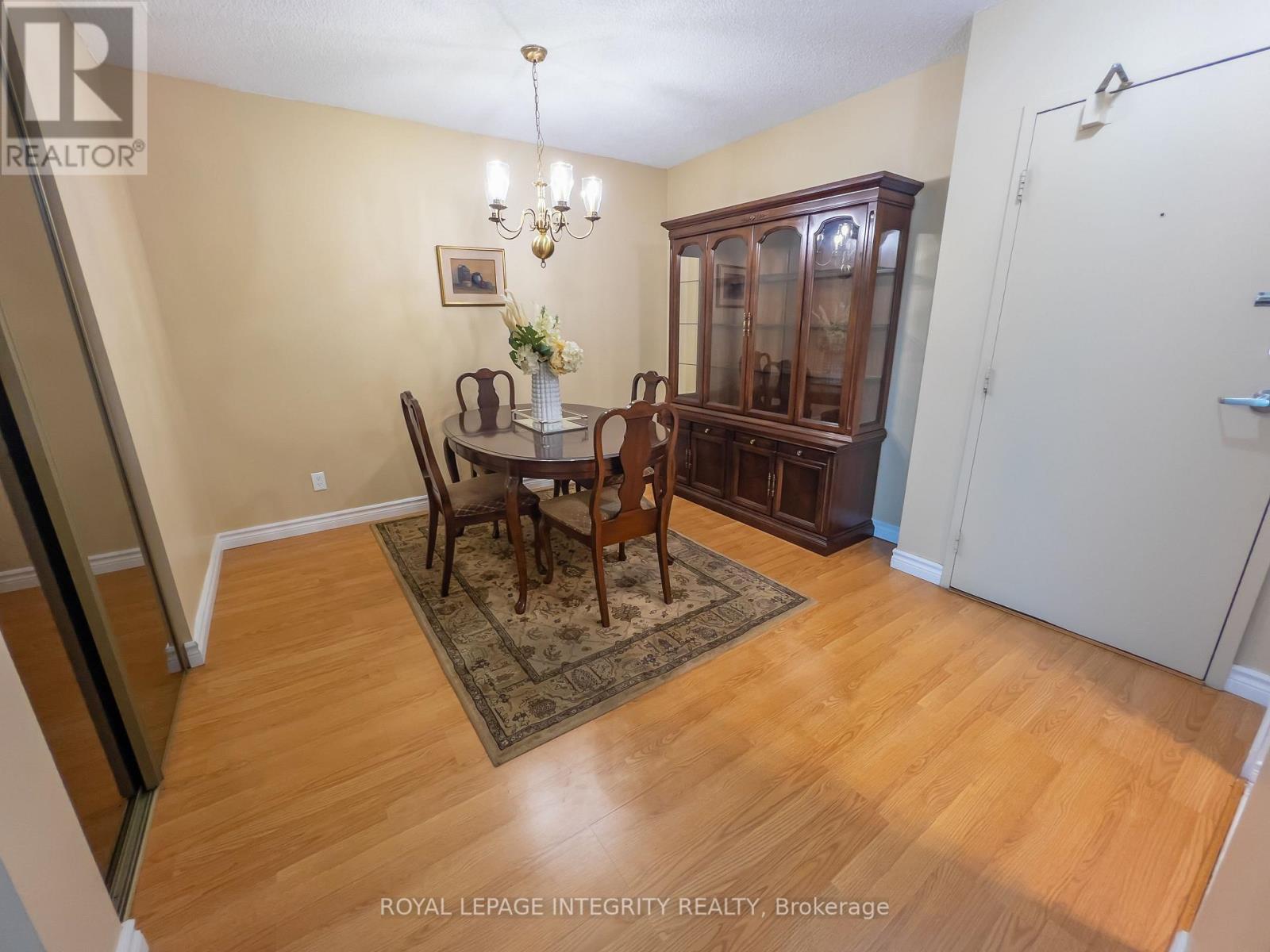 1008 - 555 Brittany Drive, Ottawa, Ontario  K1K 4C5 - Photo 4 - X12427059