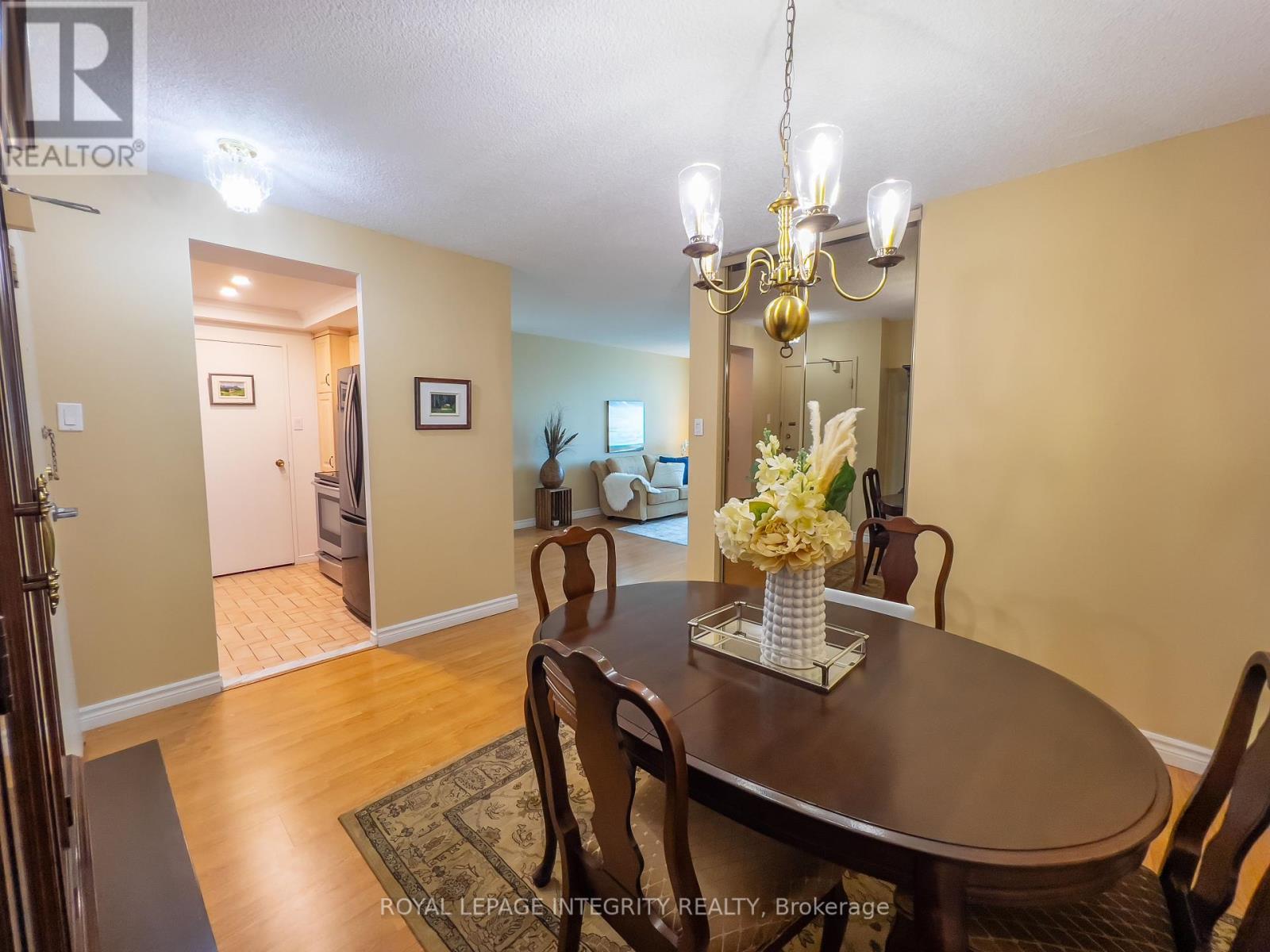 1008 - 555 Brittany Drive, Ottawa, Ontario  K1K 4C5 - Photo 5 - X12427059