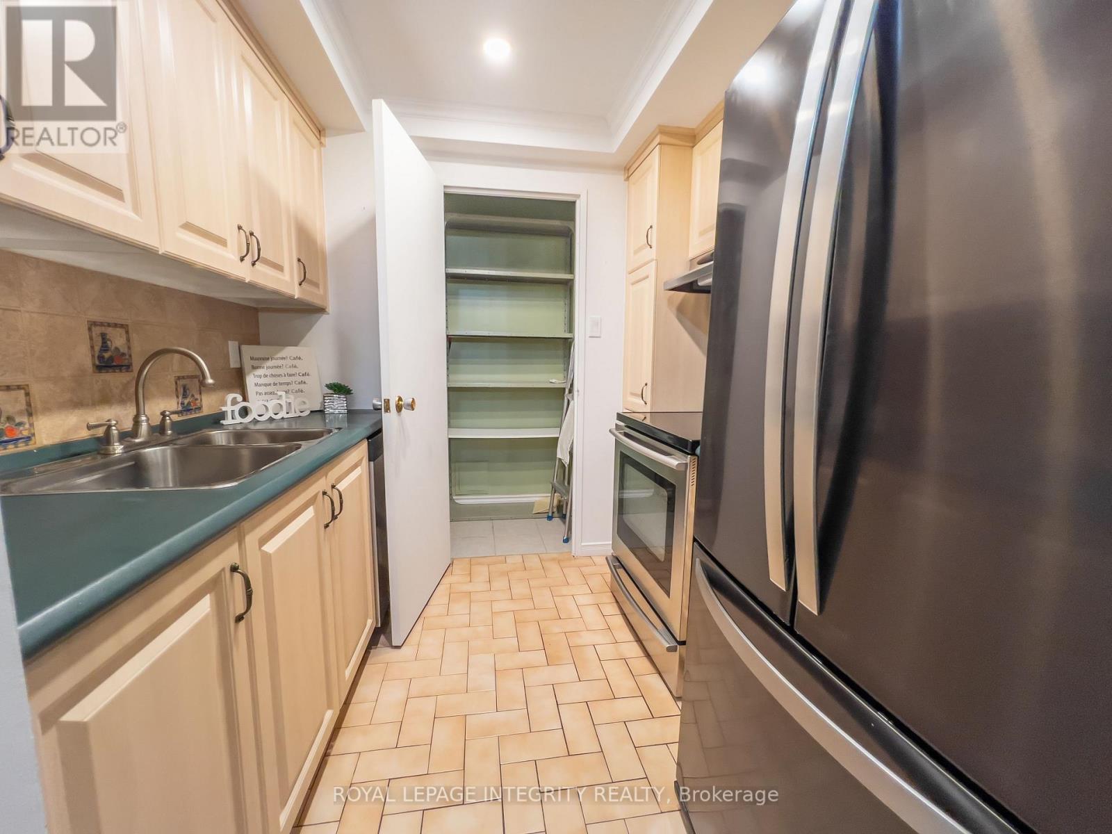 1008 - 555 Brittany Drive, Ottawa, Ontario  K1K 4C5 - Photo 7 - X12427059