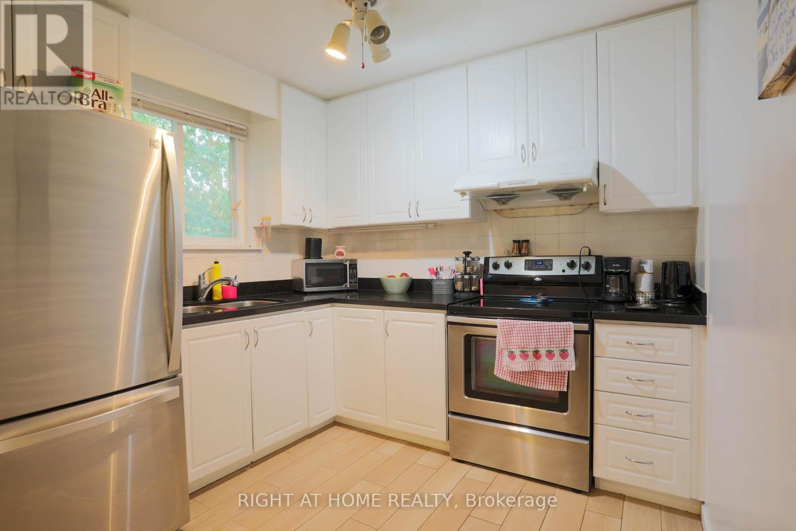 303 Blue Grass Boulevard, Richmond Hill, Ontario  L4C 3H3 - Photo 16 - N12413156