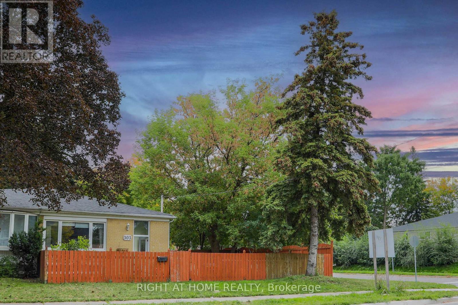 303 Blue Grass Boulevard, Richmond Hill, Ontario  L4C 3H3 - Photo 2 - N12413156