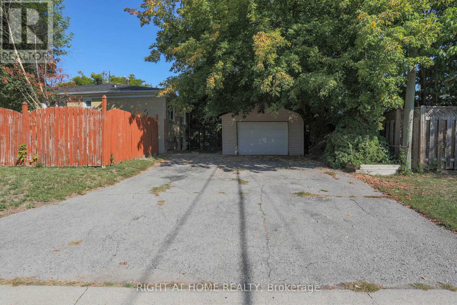 303 Blue Grass Boulevard, Richmond Hill, Ontario  L4C 3H3 - Photo 3 - N12413156