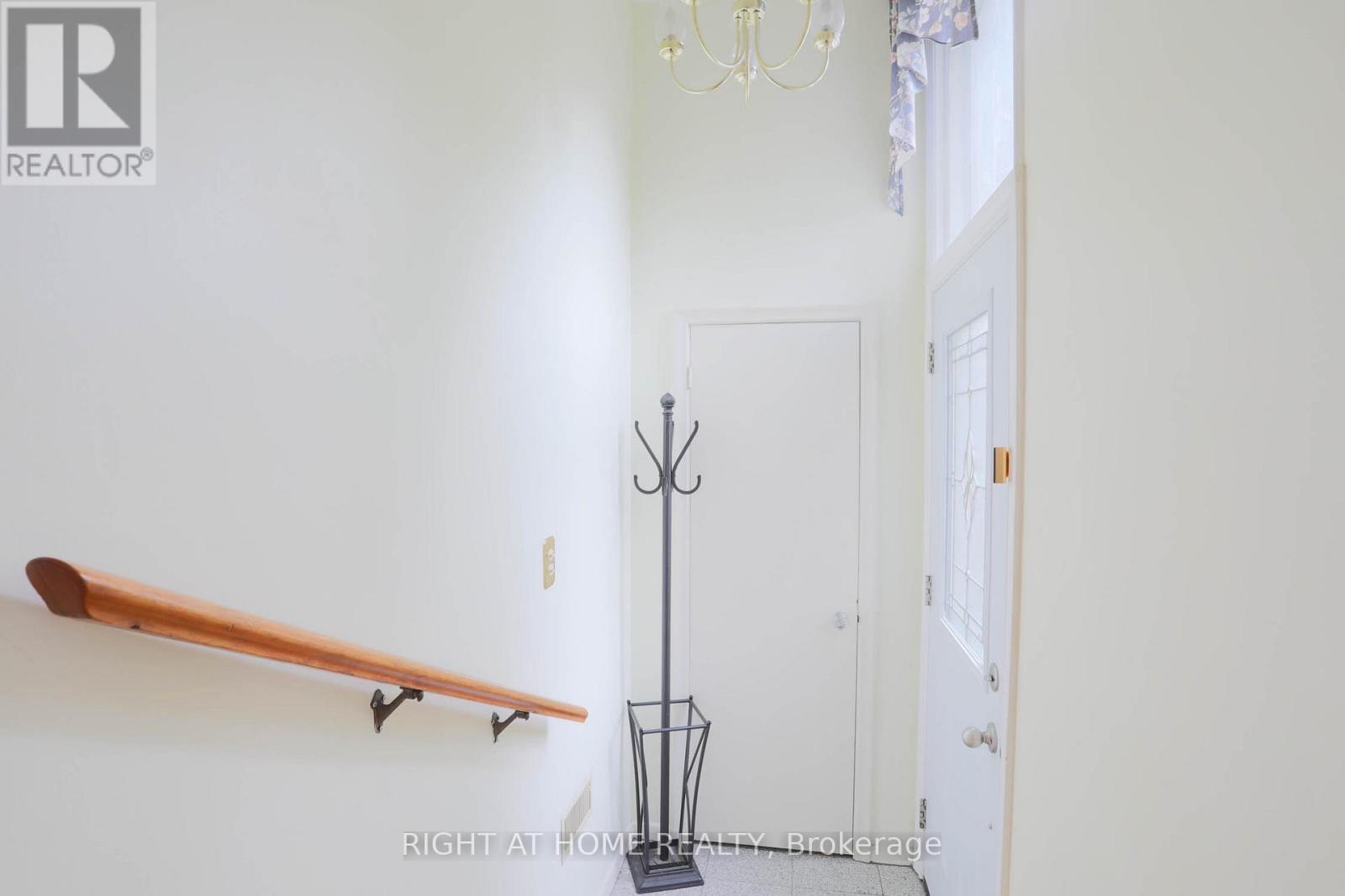 303 Blue Grass Boulevard, Richmond Hill, Ontario  L4C 3H3 - Photo 5 - N12413156