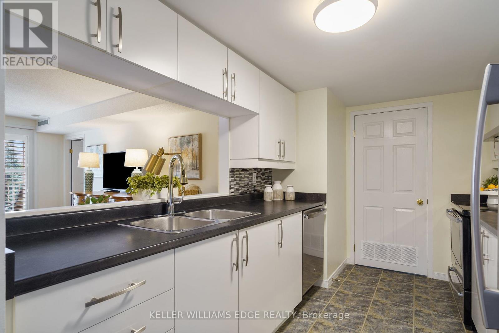 A304 - 216 Plains Road W, Burlington, Ontario  L7T 4K8 - Photo 6 - W12427813
