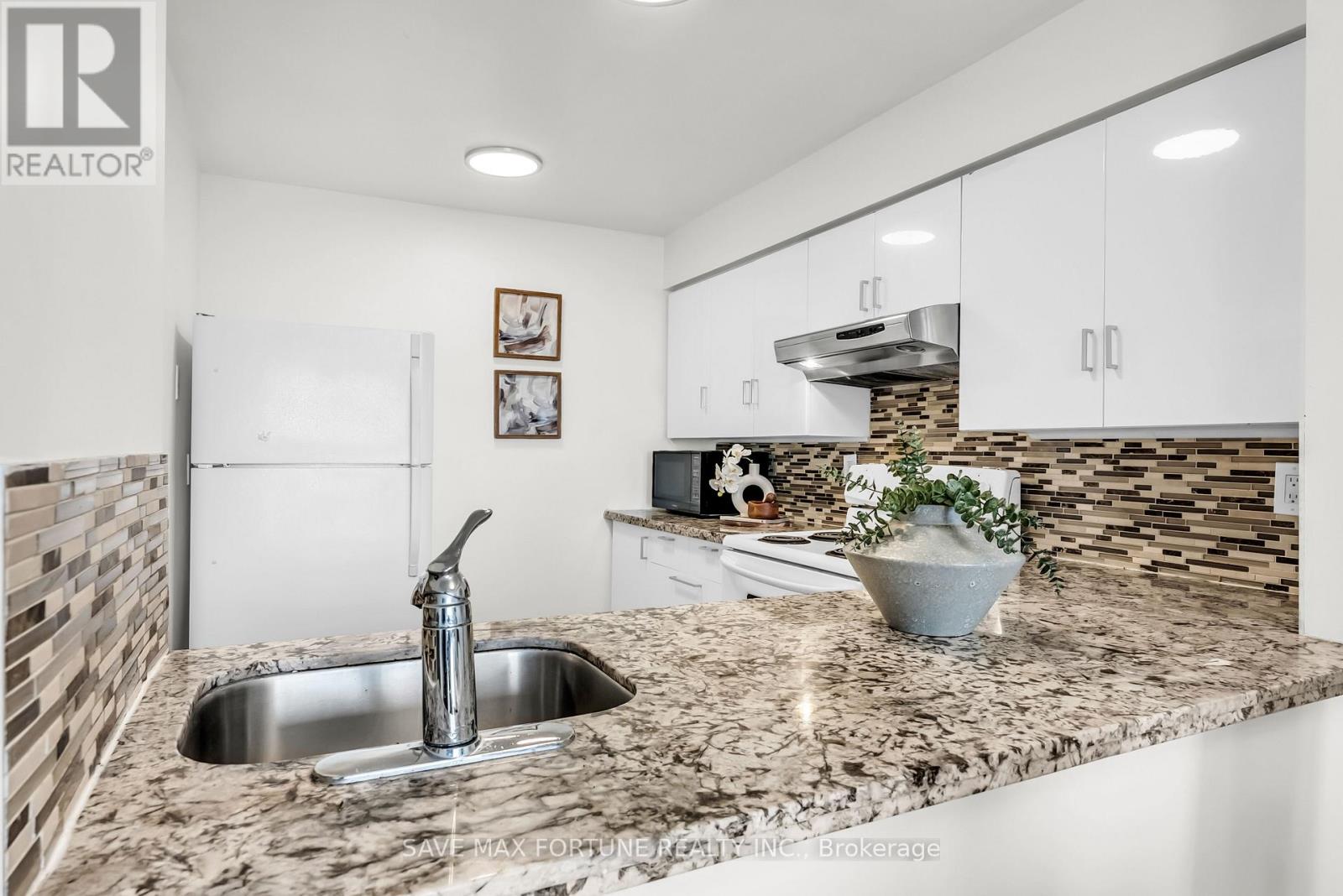 1006 - 330 Rathburn Road W, Mississauga, Ontario  L5B 3Y1 - Photo 17 - W12427826