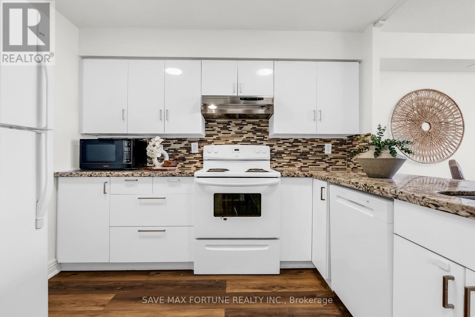 1006 - 330 Rathburn Road W, Mississauga, Ontario  L5B 3Y1 - Photo 18 - W12427826