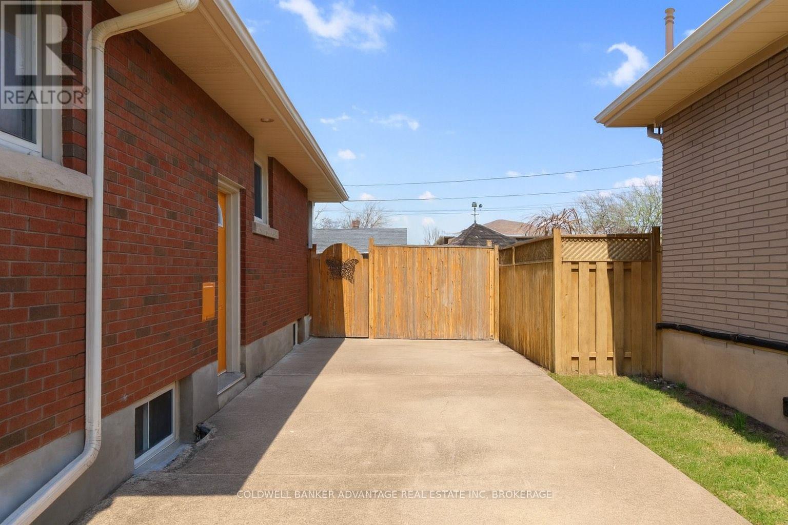 9 Meadowvale Drive, St. Catharines, Ontario  L2N 3Z6 - Photo 5 - X12055441