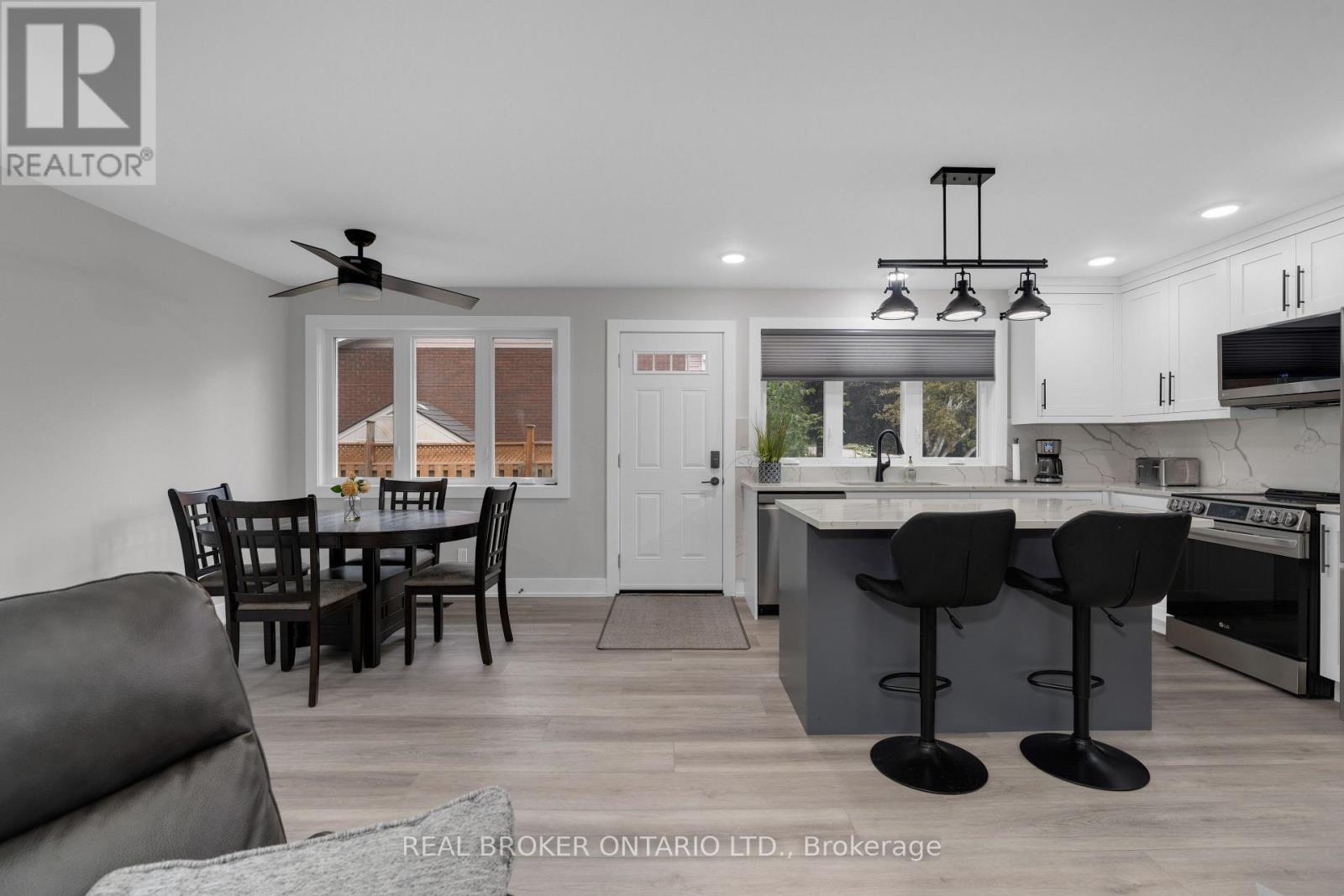 106 Brant Street, Orillia, Ontario  L3V 5P7 - Photo 2 - S12427853