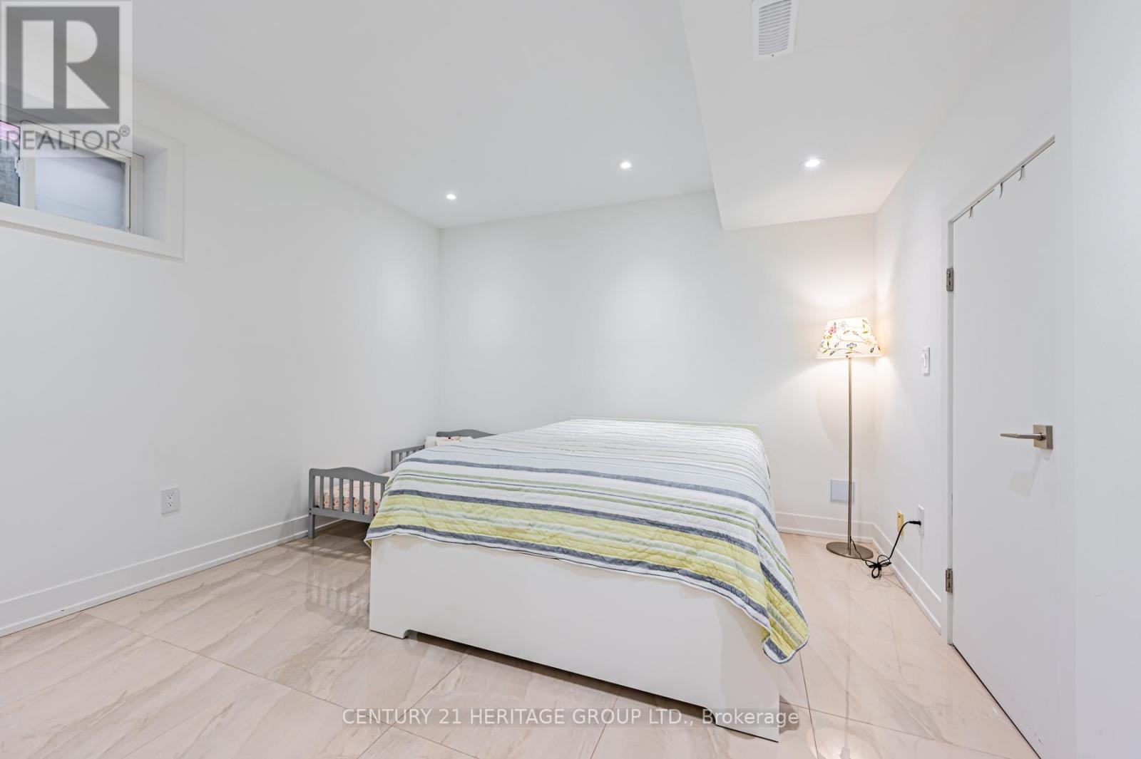 16 Wainwright Avenue, Richmond Hill, Ontario  L4C 5R5 - Photo 32 - N12424089