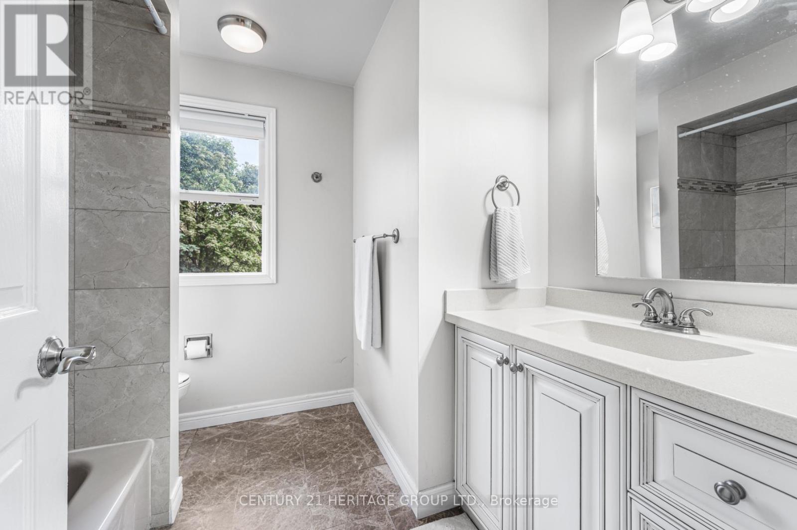 16 Wainwright Avenue, Richmond Hill, Ontario  L4C 5R5 - Photo 24 - N12424089