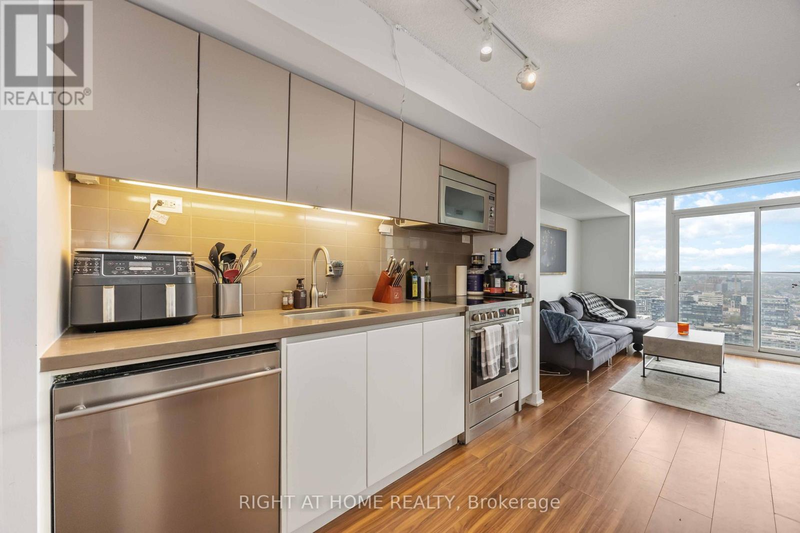 4109 - 85 Queens Wharf Road, Toronto, Ontario  M5V 0J9 - Photo 14 - C12427877
