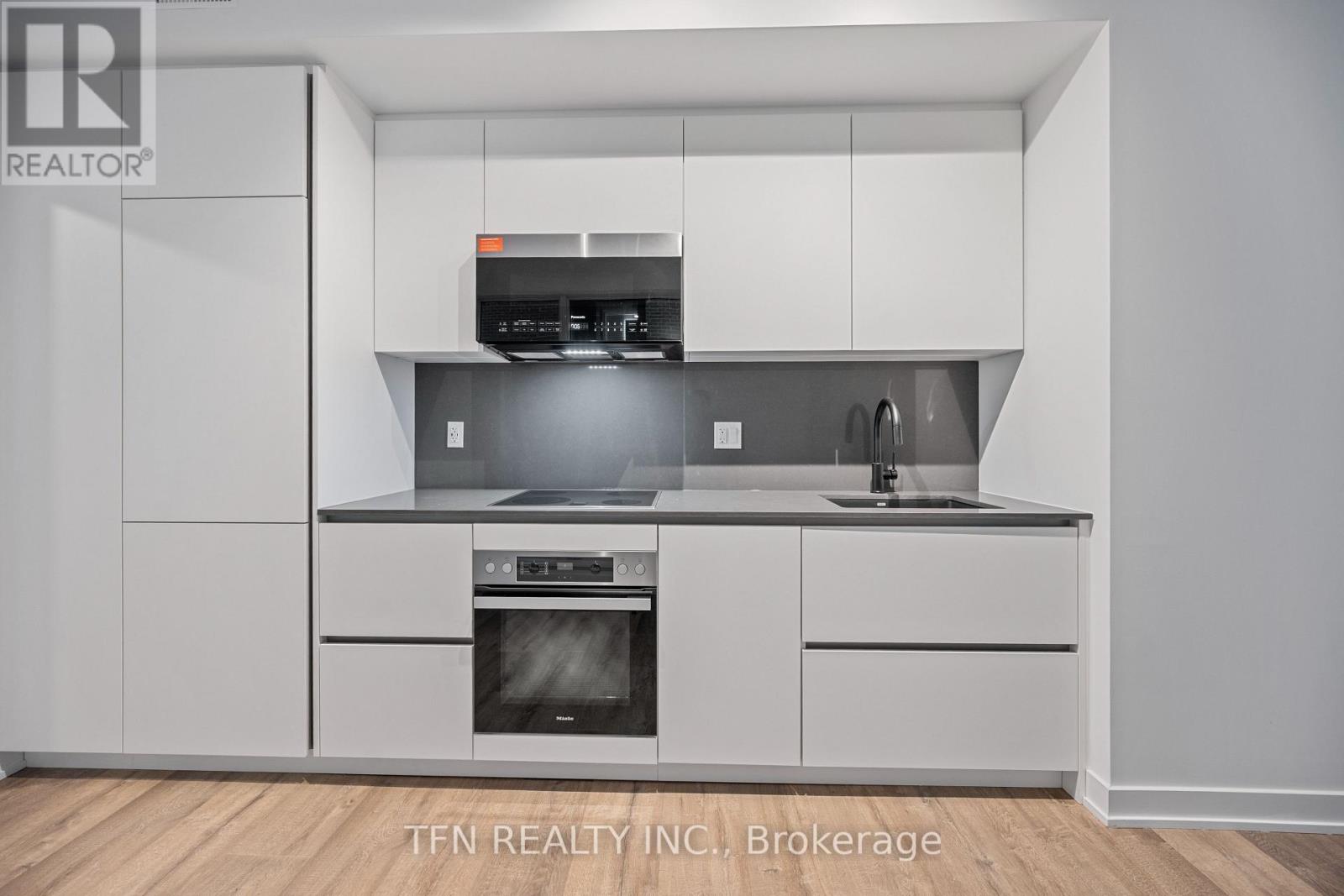 302 - 327 King Street W, Toronto, Ontario  M5V 0W7 - Photo 5 - C12427910