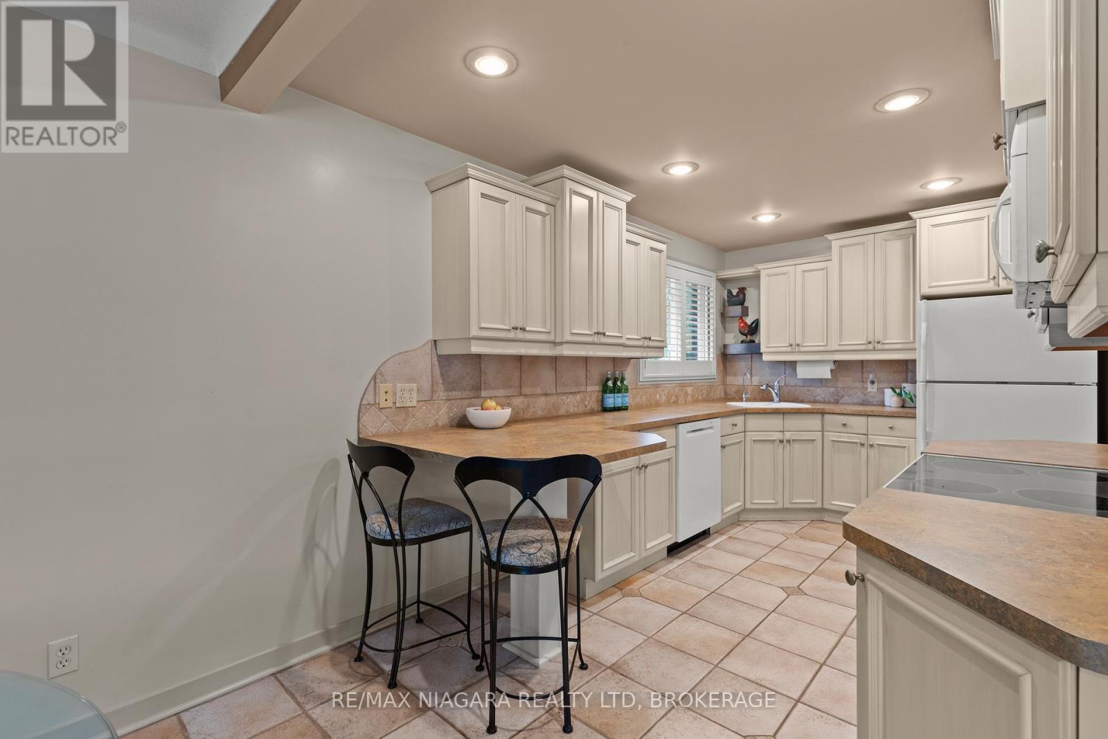 22 Royal York Road, St. Catharines (Lakeshore), Ontario  L2N 2N6 - Photo 17 - X12427958