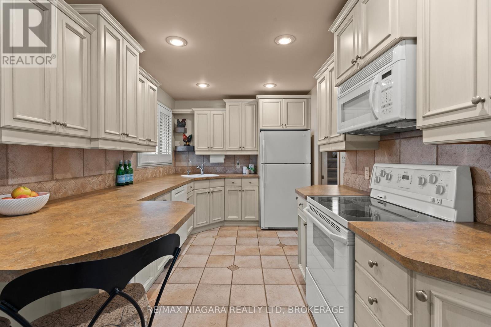 22 Royal York Road, St. Catharines (Lakeshore), Ontario  L2N 2N6 - Photo 18 - X12427958