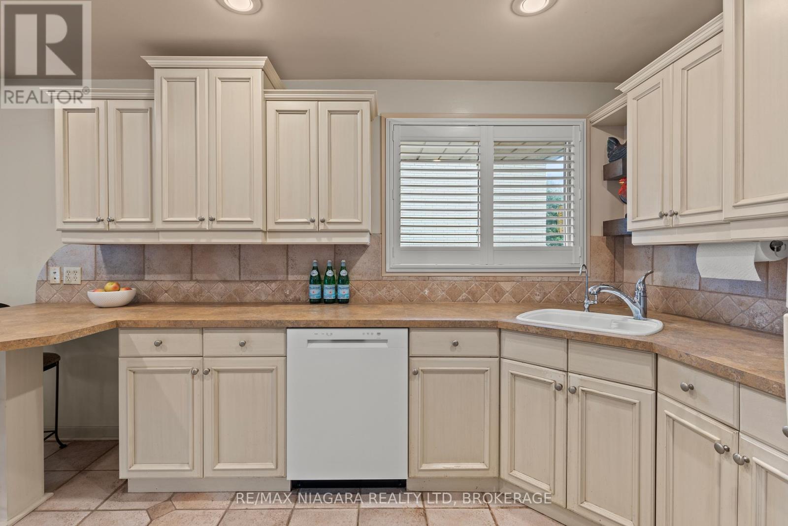 22 Royal York Road, St. Catharines (Lakeshore), Ontario  L2N 2N6 - Photo 19 - X12427958