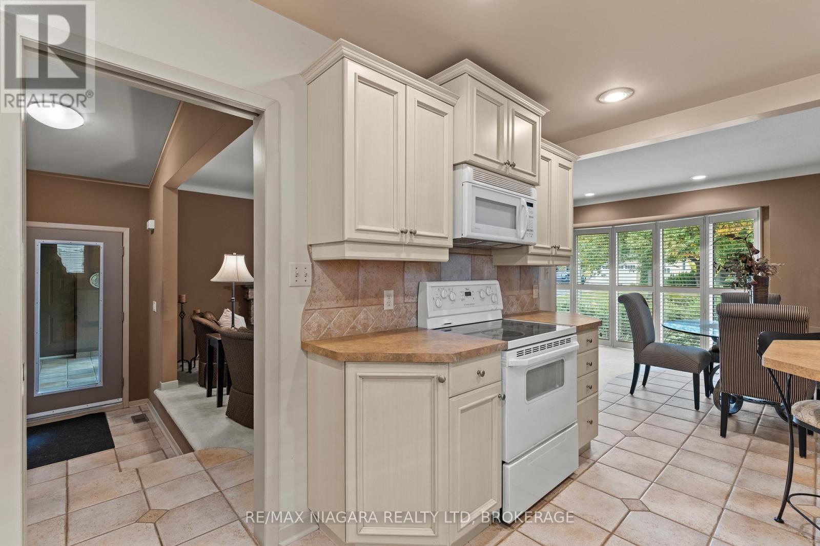 22 Royal York Road, St. Catharines (Lakeshore), Ontario  L2N 2N6 - Photo 21 - X12427958