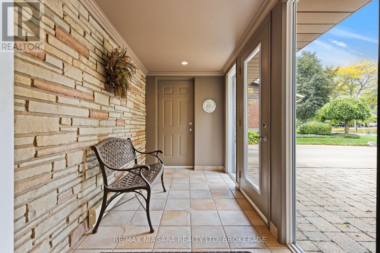 22 Royal York Road, St. Catharines (Lakeshore), Ontario  L2N 2N6 - Photo 7 - X12427958