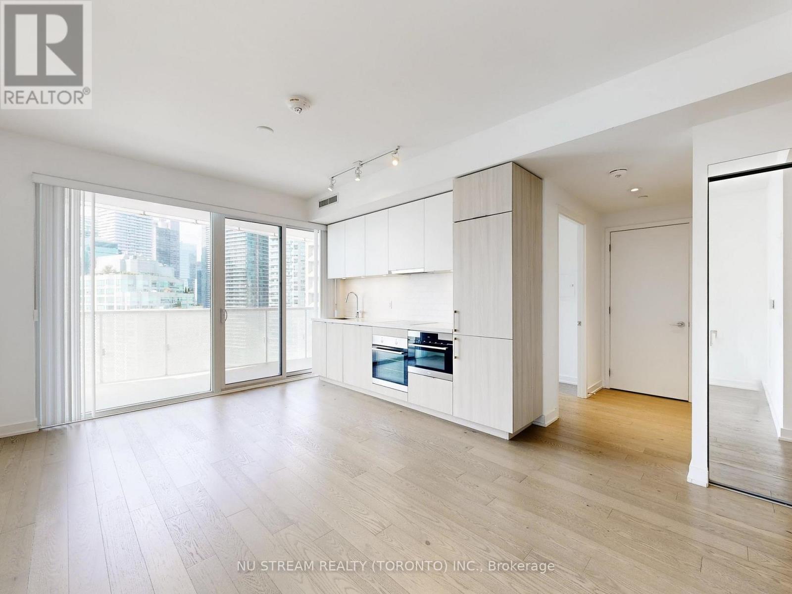 2106 - 15 Queens Quay East Quay E, Toronto, Ontario  M5E 0A5 - Photo 4 - C12427947