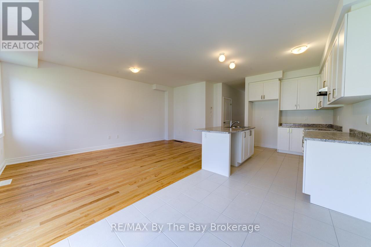 25 Lisa Street, Wasaga Beach, Ontario  L9Z 1J9 - Photo 11 - S12427974
