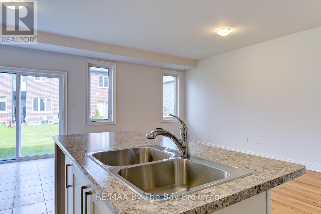 25 Lisa Street, Wasaga Beach, Ontario  L9Z 1J9 - Photo 15 - S12427974