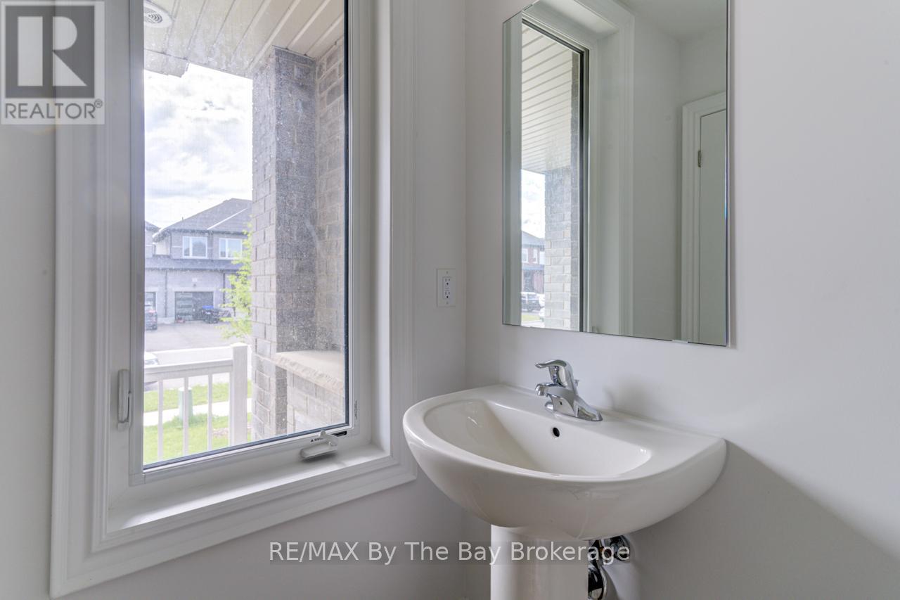 25 Lisa Street, Wasaga Beach, Ontario  L9Z 1J9 - Photo 17 - S12427974