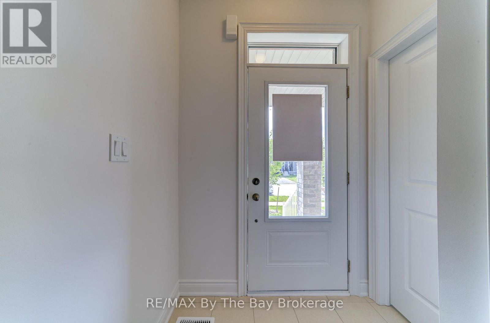 25 Lisa Street, Wasaga Beach, Ontario  L9Z 1J9 - Photo 3 - S12427974