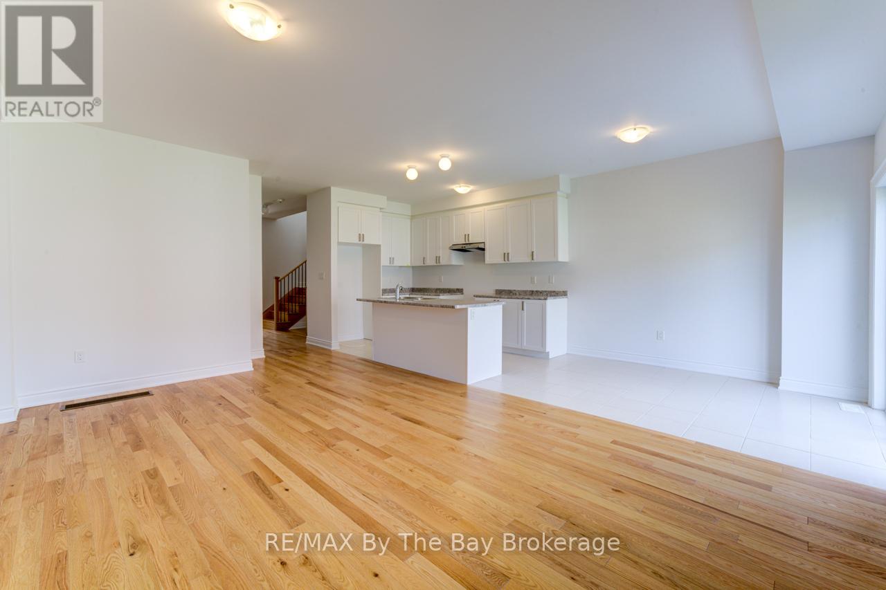 25 Lisa Street, Wasaga Beach, Ontario  L9Z 1J9 - Photo 7 - S12427974