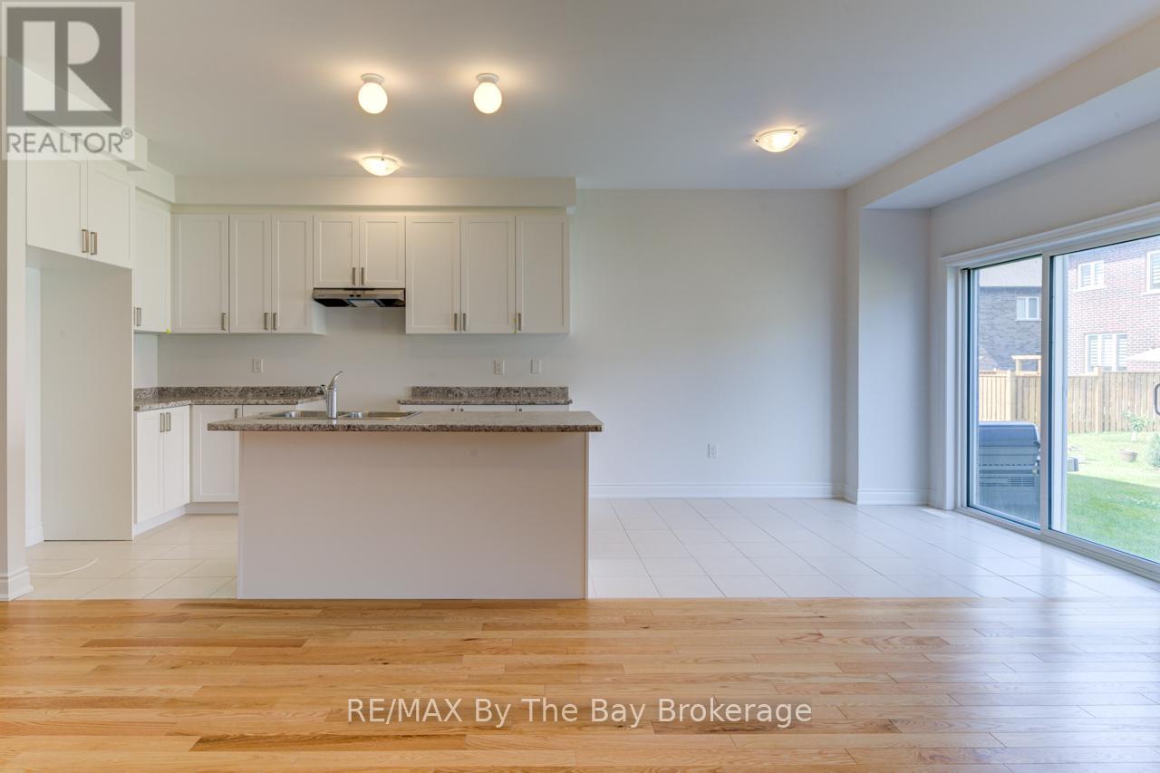 25 Lisa Street, Wasaga Beach, Ontario  L9Z 1J9 - Photo 8 - S12427974