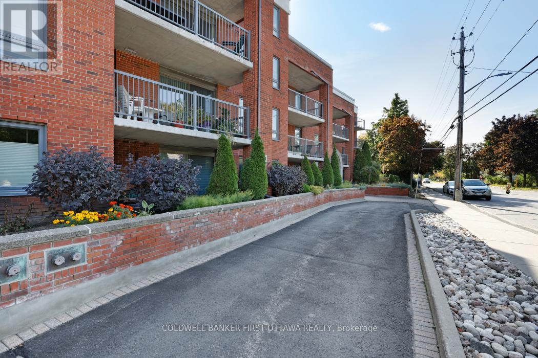 303 - 939 North River Road, Ottawa, Ontario  K1K 3V2 - Photo 4 - X12427976